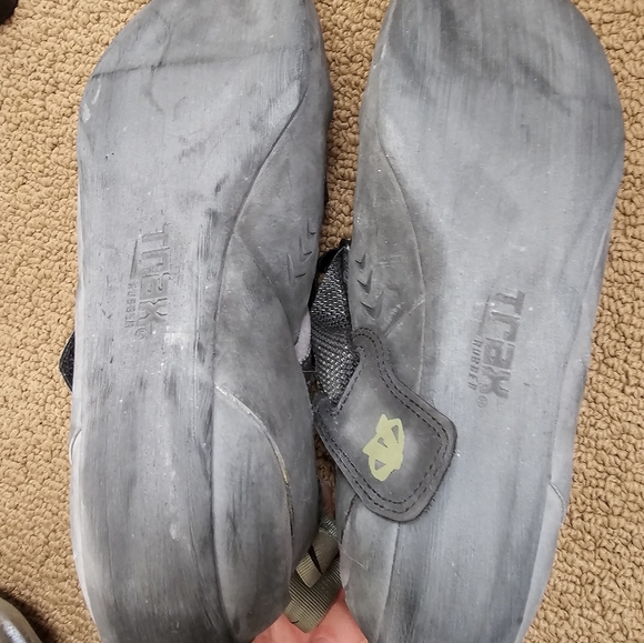 Evolv womens 9.5 climbing shoes - Picture 3 of 4